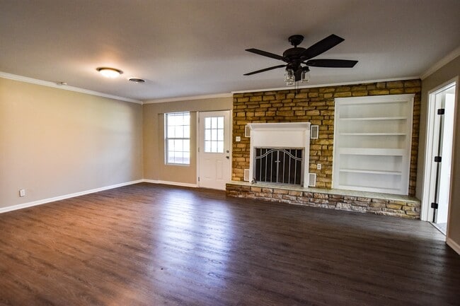 Foto del edificio - Spacious 4 Bedroom Home