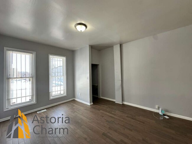 Foto del edificio - 3 Bedroom End Unit near Coppin State with Fenced Yard