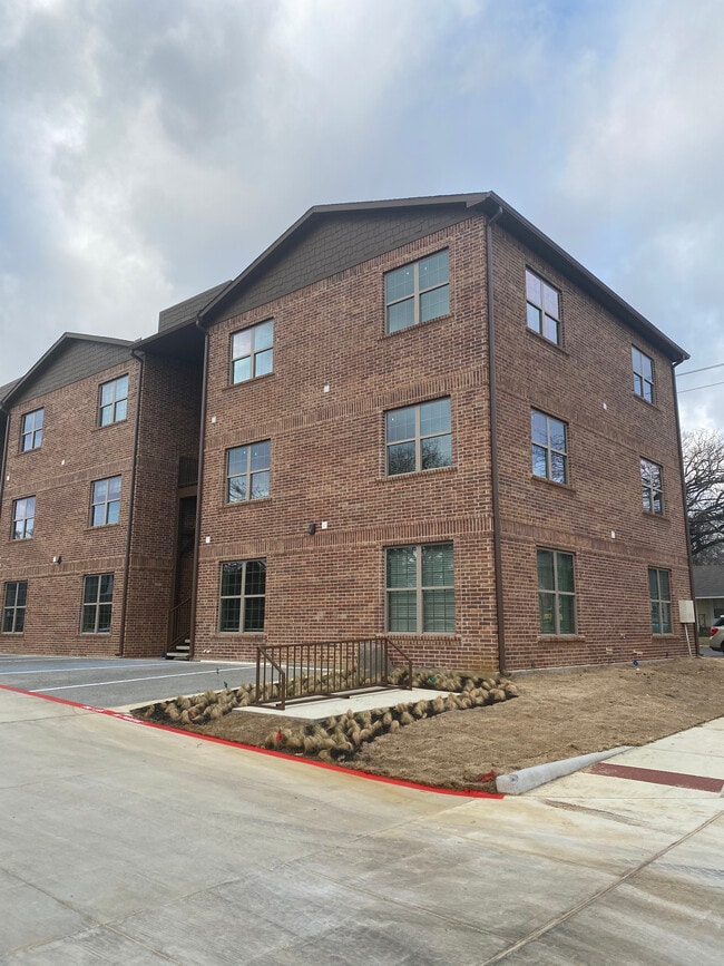 Building Photo - 1009 S Avenue B