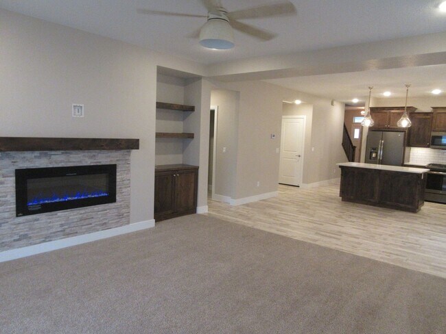 Foto del edificio - 3 bed 2.5 bath - Single Family Home in Crescent Hills