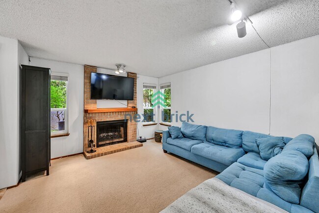 Foto del edificio - 3 BED & 1.5 BATH FOR RENT