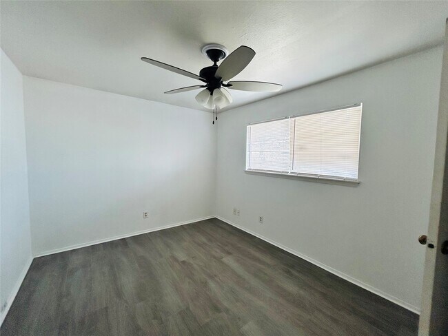 Foto del edificio - 8030 Sands Point Dr