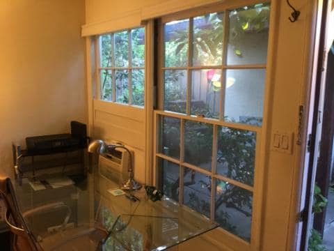 window Air cond - 4927 Cahuenga Blvd