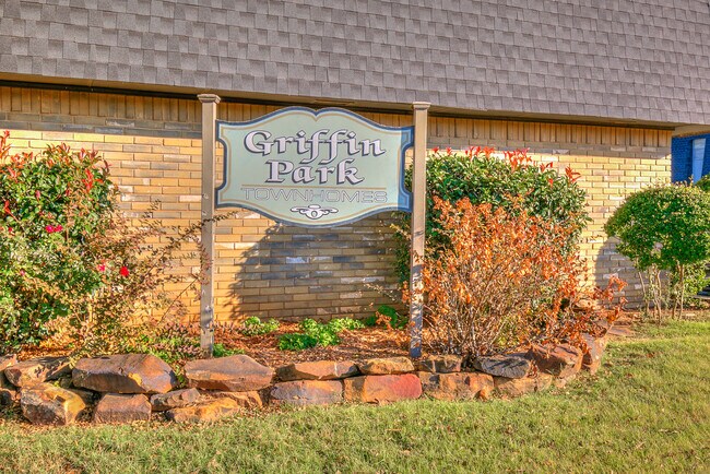 Foto del edificio - 1213 Lakecrest Dr