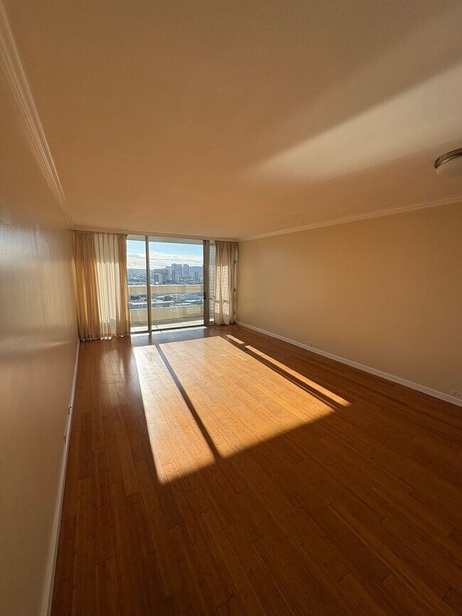 Foto del edificio - 2 bedroom, 2 bath, 1 parking Banyan Tree Plaza (Punahou)