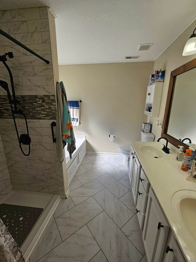 Foto del edificio - Nicely Updated 5 Bedroom Home!