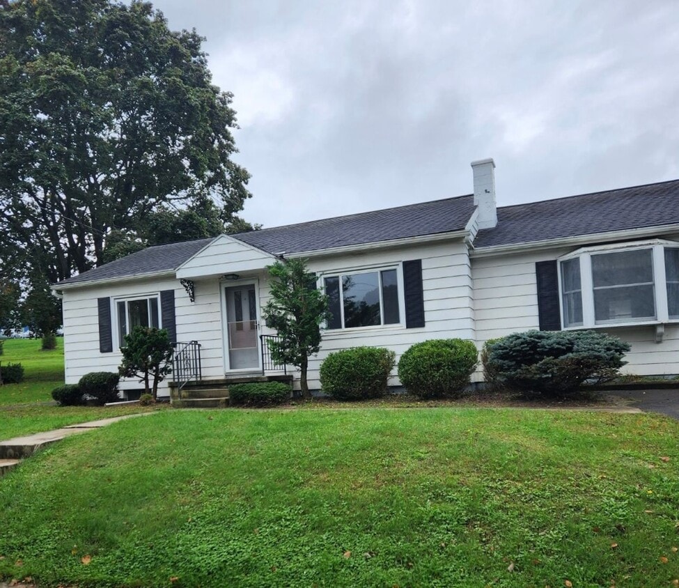 Primary Photo - Lovely 2 BR 1 BA rancher near Penn Manor H...