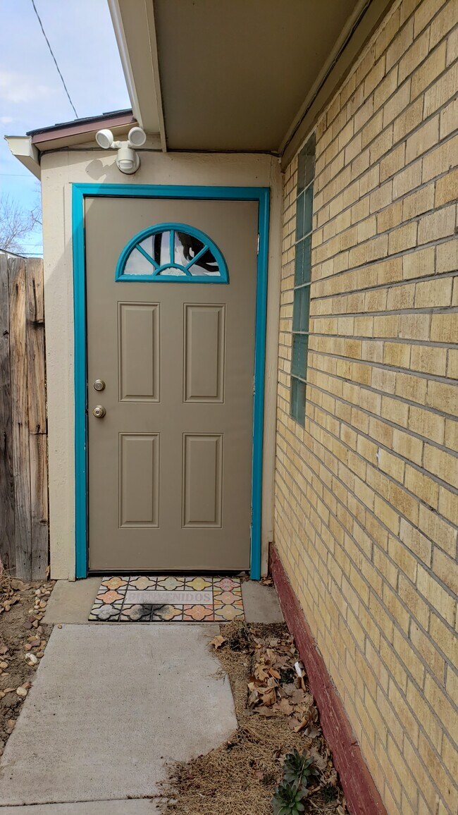 Entrada privada - 3250 Jasmine St