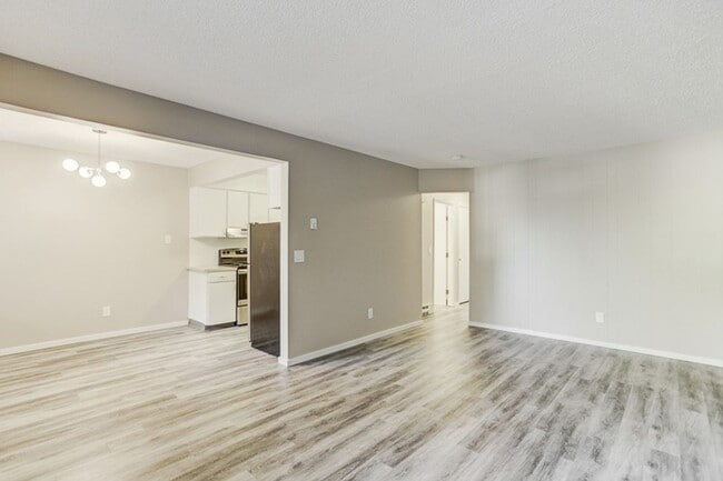 Building Photo - Off SE Belmont: Mid-Century 2Bdr w/ Parkin...