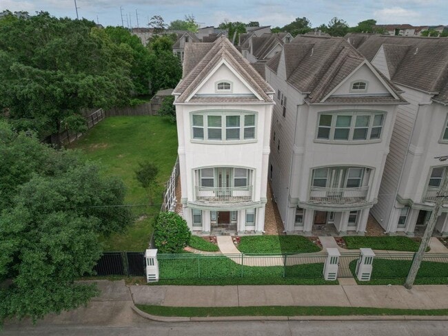 Building Photo - 4711 San Jacinto St