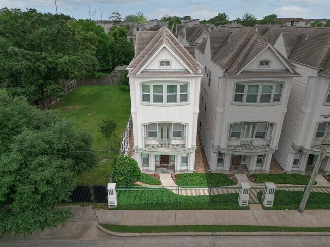 Foto del edificio - 4711 San Jacinto St