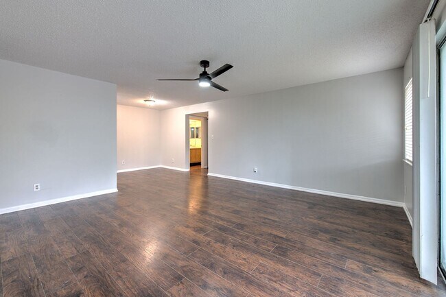 Foto del edificio - Nice and spacious condo on the 3rd with washer and dryer, near USF and I-75
