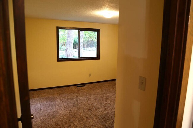 Foto del edificio - 4 bed 3 bath home, Lease through June 2027