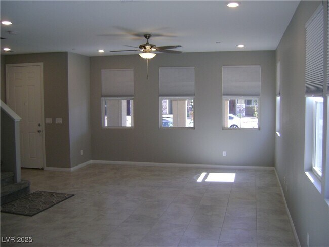 Foto del edificio - 3242 Trabia Ave