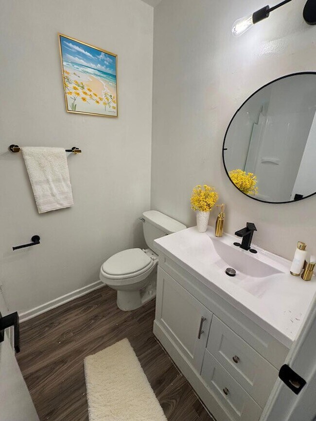 Building Photo - 950 N Walnut St