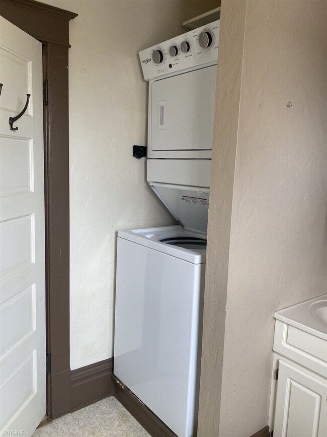 Building Photo - 3 br, 1.5 bath Duplex - 112 West Marshall ...