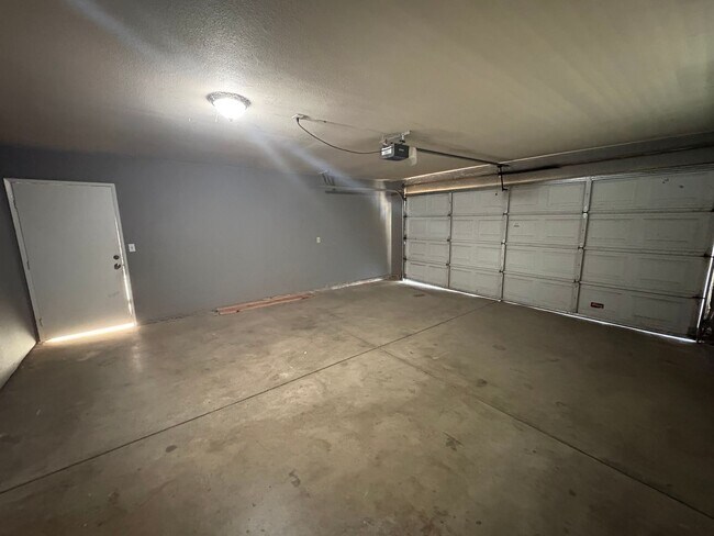 Foto del edificio - Cozy Home On Spacious Lot In Tulare Available Now!