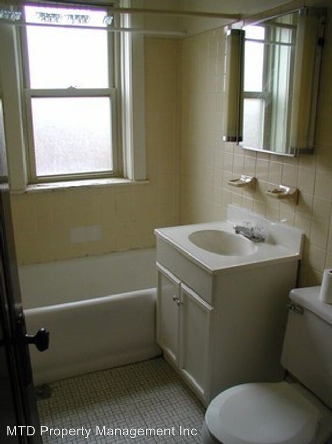 Building Photo - 3438 W Foster Ave