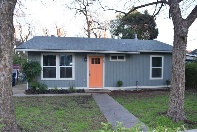 Building Photo - Downtown Living- Cute 3 bedroom 1 bath Home