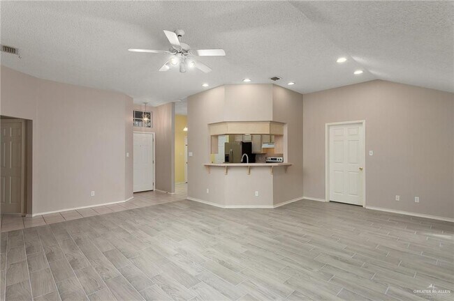 Foto del edificio - 2300 E 23rd St