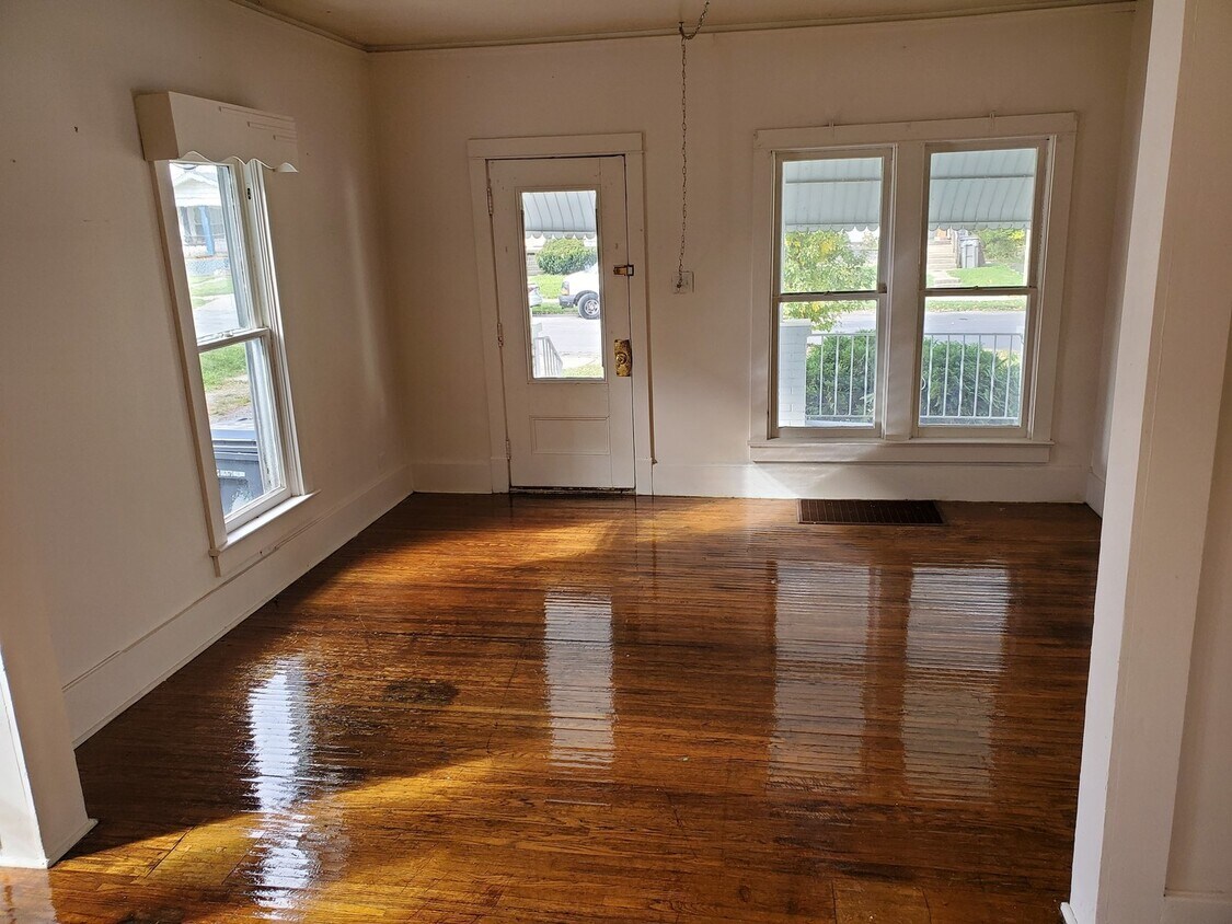 Primary Photo - Cozy 3-Bedroom Home with Garage - Great Va...