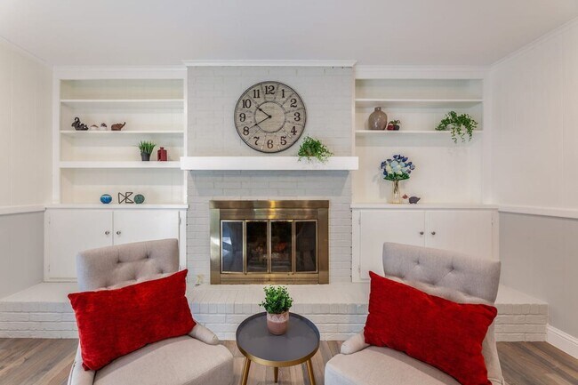 Foto del edificio - COVETED home in Lochwood Neighborhood!