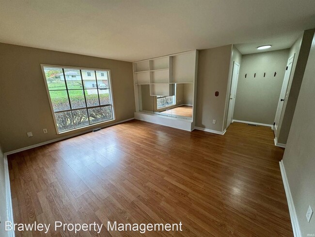 Building Photo - 3 br, 1.5 bath House - 1122 W Winding Way