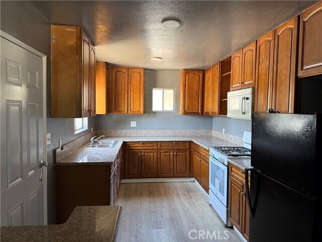 Building Photo - 1030 W Latham Ave