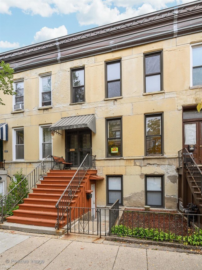 Building Photo - 2 br, 1 bath Apartment - 911 S Loomis St
