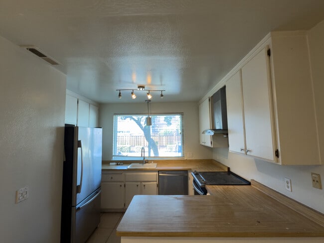 Building Photo - 3322 Santa Rita Rd