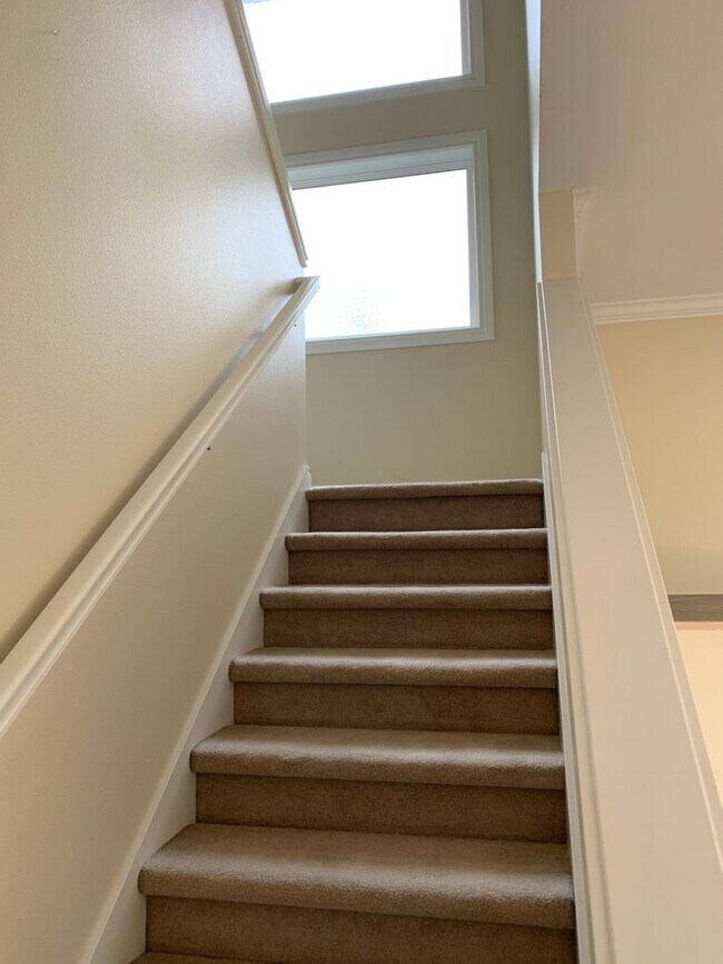Foto del edificio - Beautiful 3x2.5 Townhome Less Than 10 Minu...