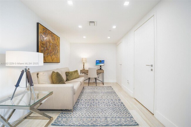 Building Photo - 1300 Brickell Bay Dr
