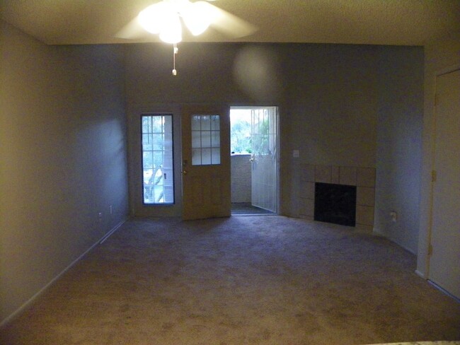 Foto del edificio - 2 Bedroom townhome with garage! Remodeled ...