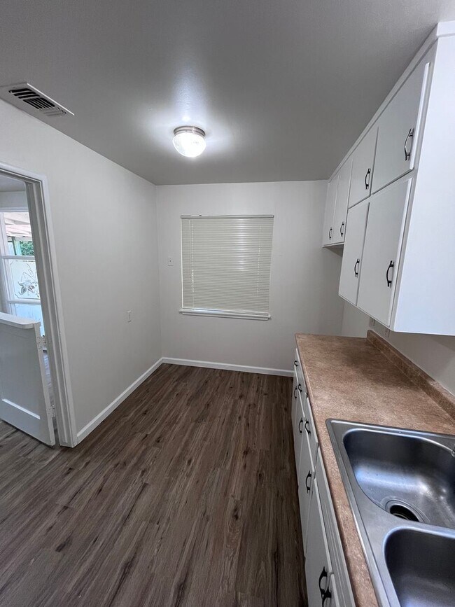 Foto del edificio - NICE UPDATED HOME IN SACRAMENTO!!