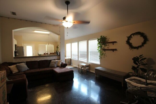 Building Photo - Tour Today! 4 bedroom 2 Bathroom in WHISD!