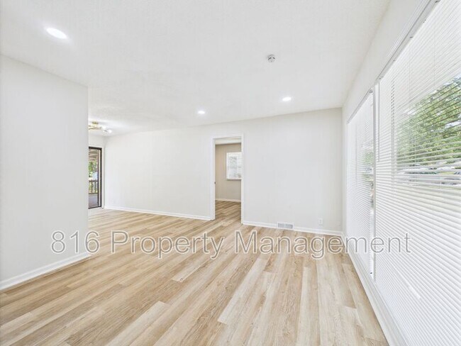 Foto del edificio - 11230 Corrington Ave