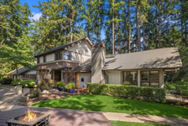 Building Photo - MUST SEE - Gorgeous short-term rental for ...