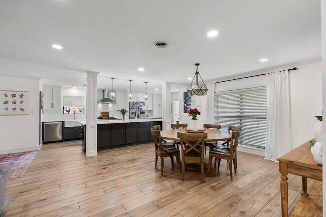 Building Photo - 2314 Droxford Dr