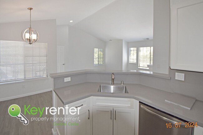 Foto del edificio - Cute Condo in the Desirable Devonwood Neig...