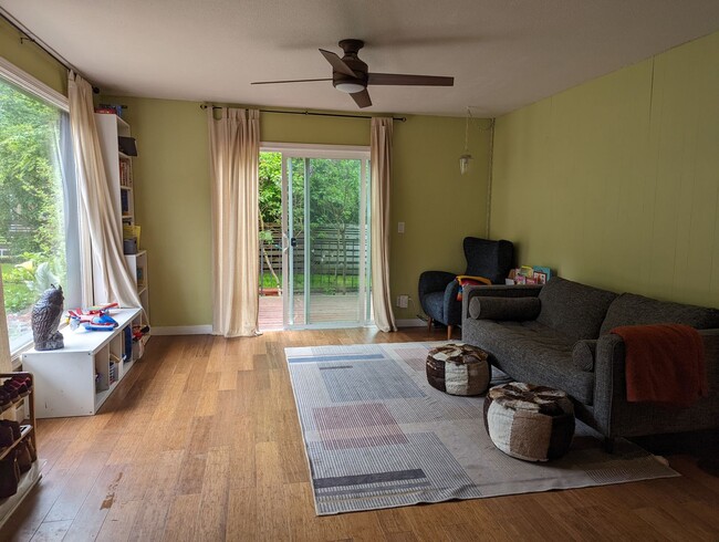 Building Photo - Brentwood-Darlington, 4 bed/2 bath, large ...