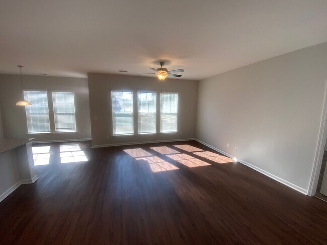 Foto del edificio - Brand New Home!! Available Now!