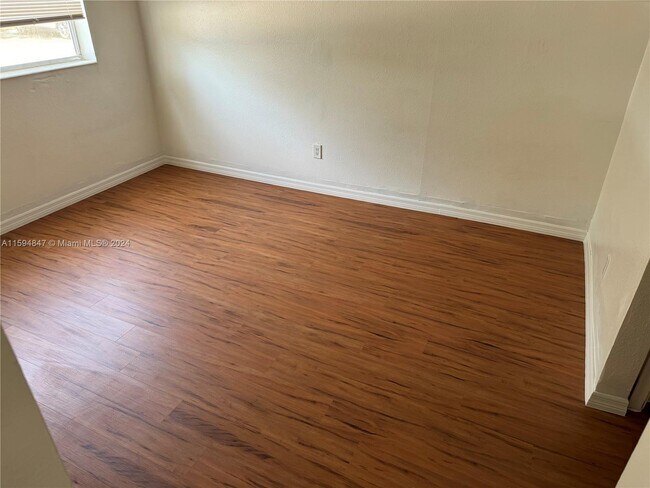 Foto del edificio - 1201 SW 52nd Ave