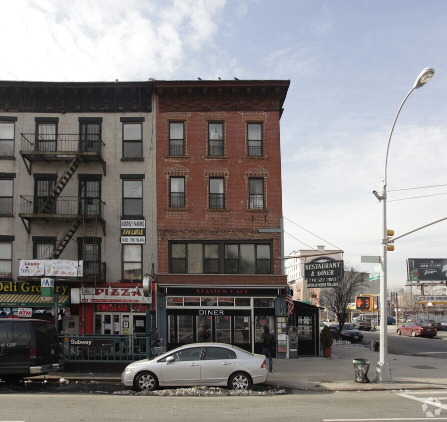Building Photo - 224 4th Ave