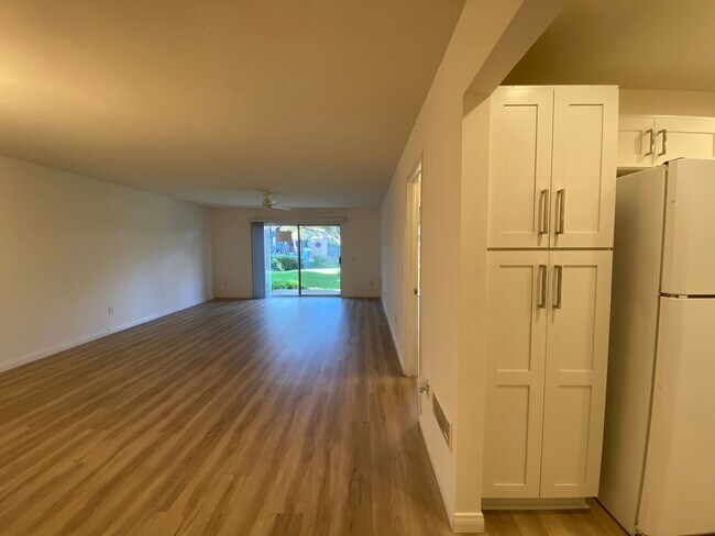 Foto del edificio - Spacious 2 Bedroom/ 2 Bath in the Highly Desired Tropical Setting of Windsong Cove Community of C...