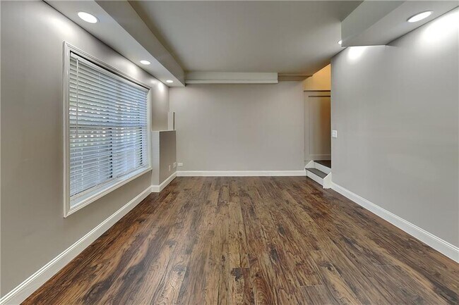 Foto del edificio - 2405 Compton Pl