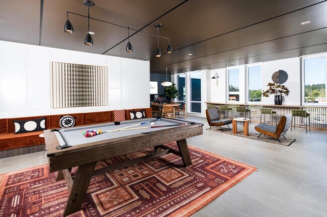 Mejore su tiempo libre en nuestra sala de juegos, equipada con billar, tejo y mesa de póquer. - Modera Raleigh Hills