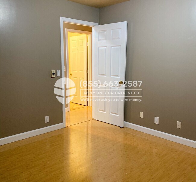 Building Photo - 2247 Moorpark Ave