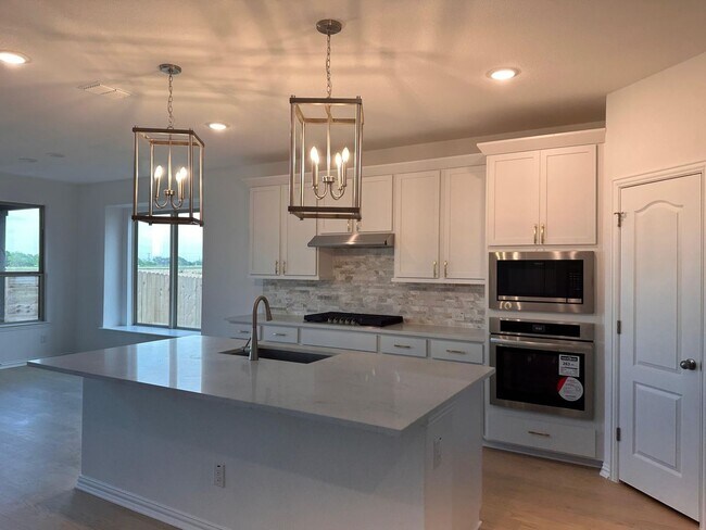 Foto del edificio - Partial 2BR in a 4BR House in Hutto. Walka...