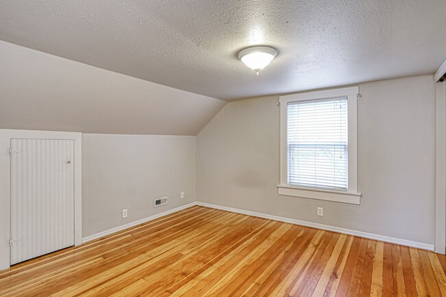 Building Photo - Charming 2 Bedroom, 1 Bathroom Chalet.