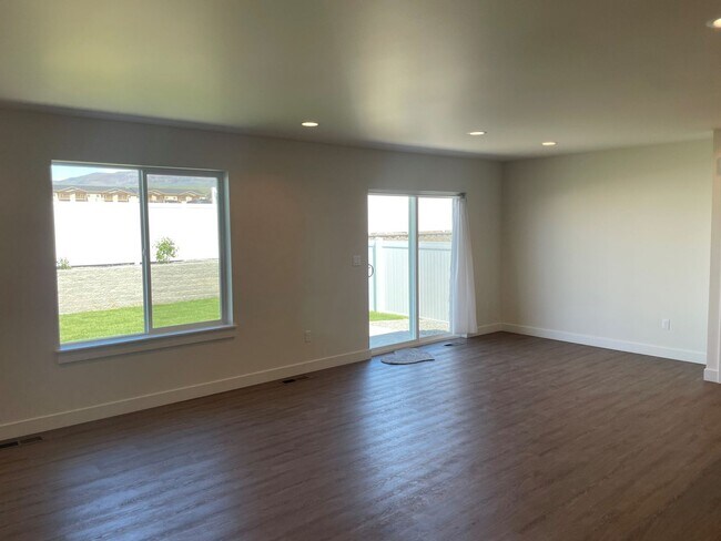 Building Photo - Available Now 3 bedroom 1.75 bathroom